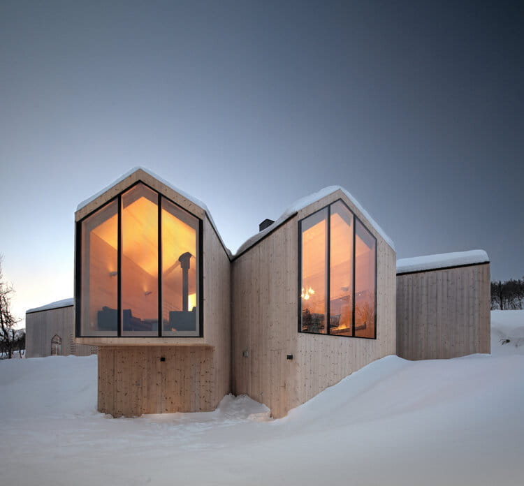 Maison faite par Reiulf Ramstad Arkitekter, nom du projet : Split View Mountain Lodge